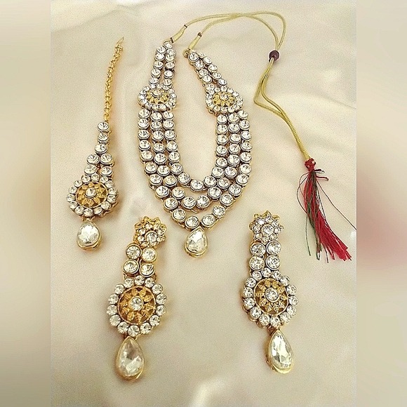 Necklace Set Gold Tone Crystal jewelry Set - Picture 2 of 12